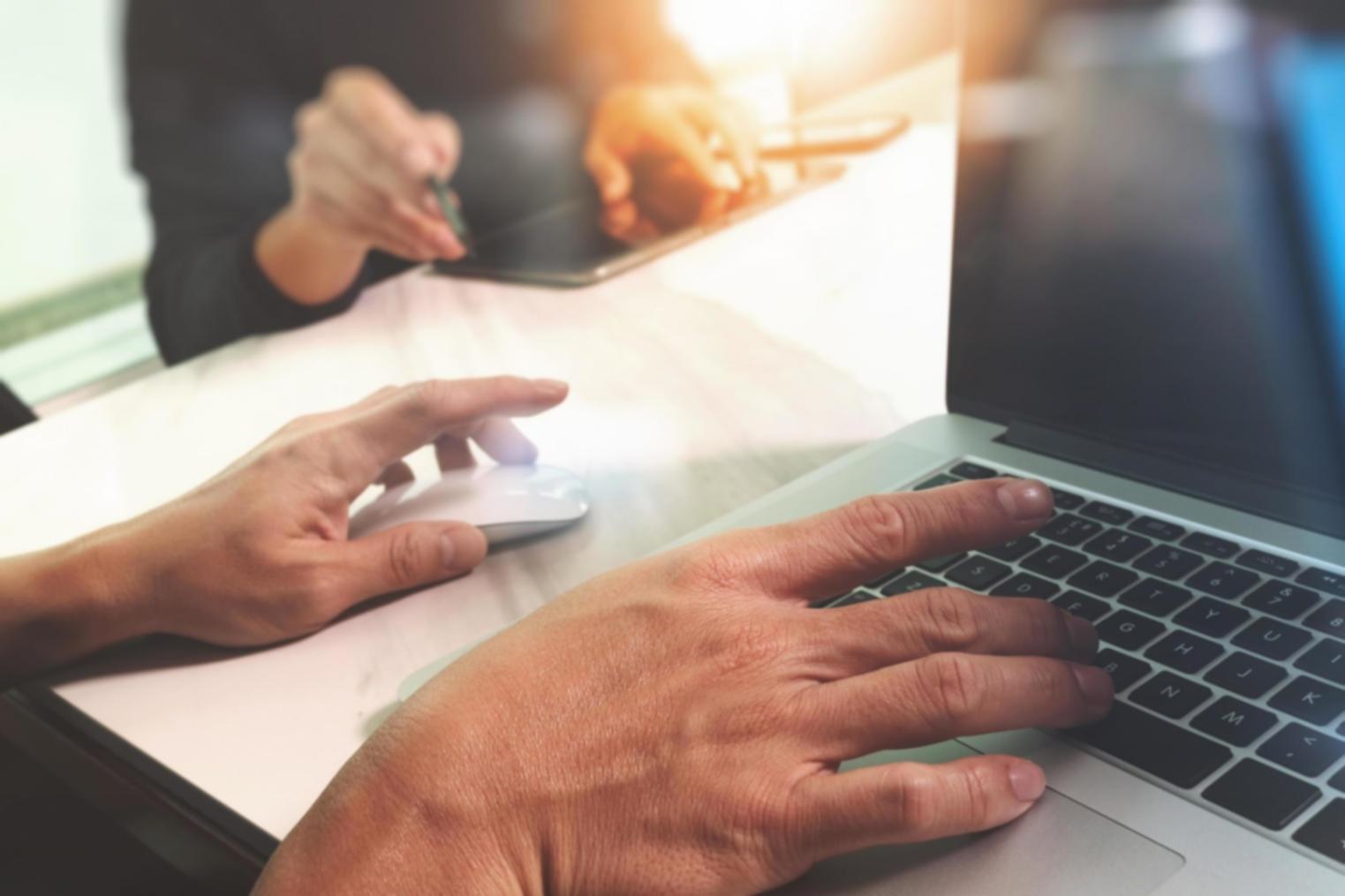 Processo di modellazione 3D che mostra le fasi di sviluppo di un personaggio digitale